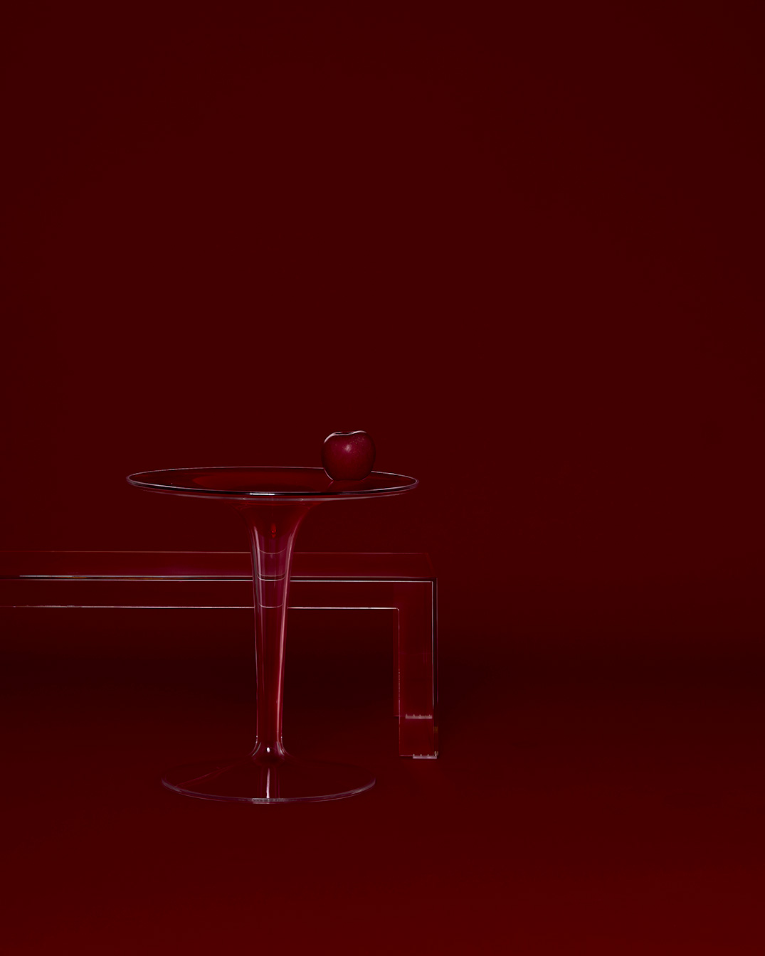 โต๊ะอะครีลิกใส ท็อปวงกลมสีแดง Tip Top small table และ โต๊ะเตี้ยอะครีลิกใส ทั้งหมดของ Kartell จาก @Home