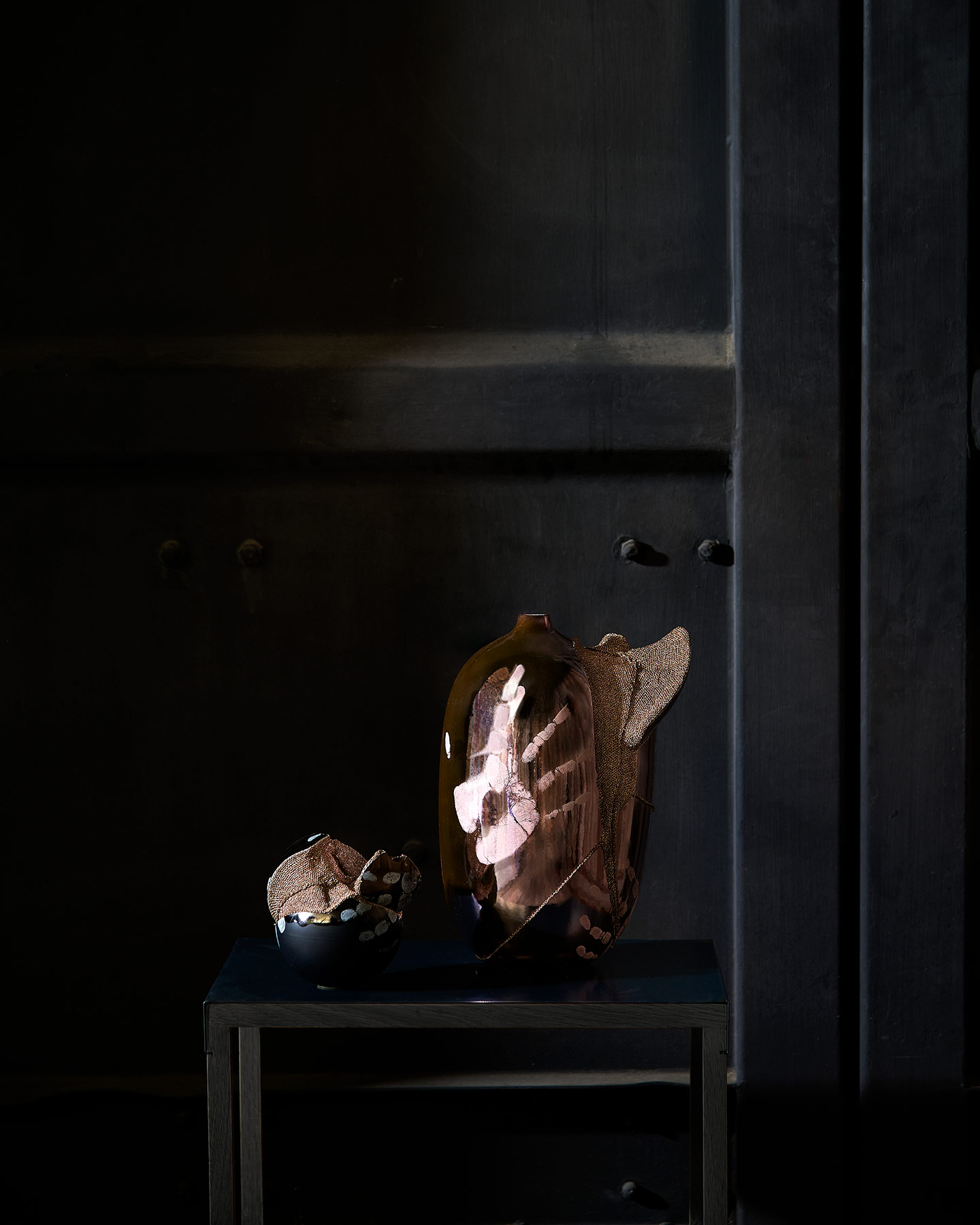 แจกันเซรามิกชมพูทอง และ เซรามิกทองแดง ประกอบขึ้นมาจากเศษเซรามิกเชื่อมด้วยด้ายทองแดงถัก ออกแบบโดย Thanistha Nuntapojn จาก The Art Haus by La Lanta Fine Art