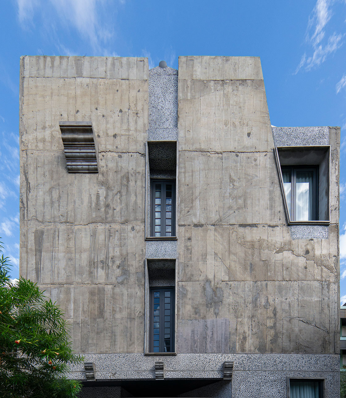 อาคารสไตล์ Brutalism แต่ contrast ด้วยชิ้นส่วนขอบปูนปั้นสไตล์โรแมนติกที่ทำไว้ให้นกเกาะ