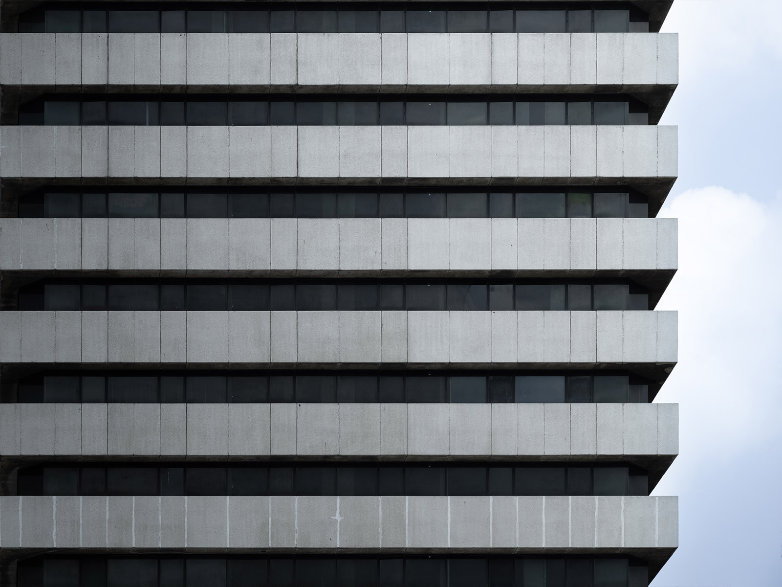 อาคารเซ็นทรัล ชิดลม (Central Chidlom) วัสดุ: คอนกรีตและกระจก (Concrete & Glass)