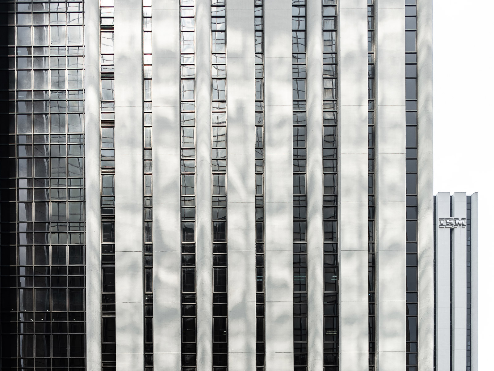 อาคารเอสพี-ตึกไอบีเอ็ม (S.P. Building - IBM Building) วัสดุ: คอนกรีตและแก้ว (Concrete & Glass)