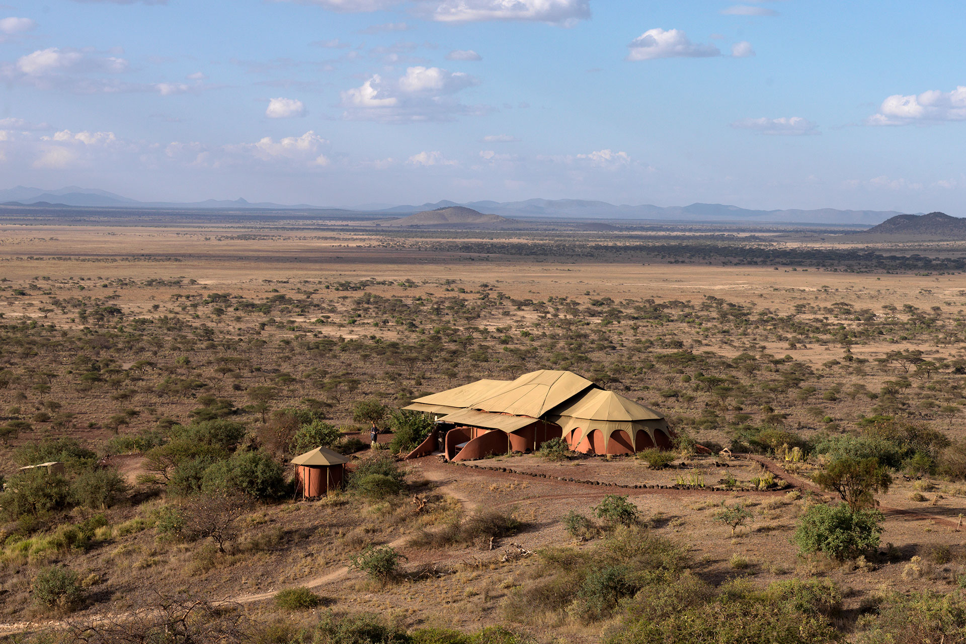 บริเวณเต็นท์แคมป์ของ Shu’mata หันไปสู่ที่ราบ Amboseli และเนินเขา seven sisters ที่ตีนเขาคิลิมันจาโร