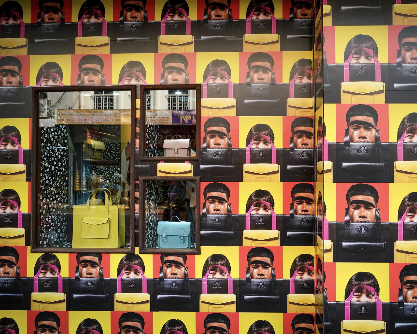 ภายนอกร้านทั้งหมด wrap ภาพ key visual ของคอลเลคชั่นทำให้ดูโดดเด่นมาก