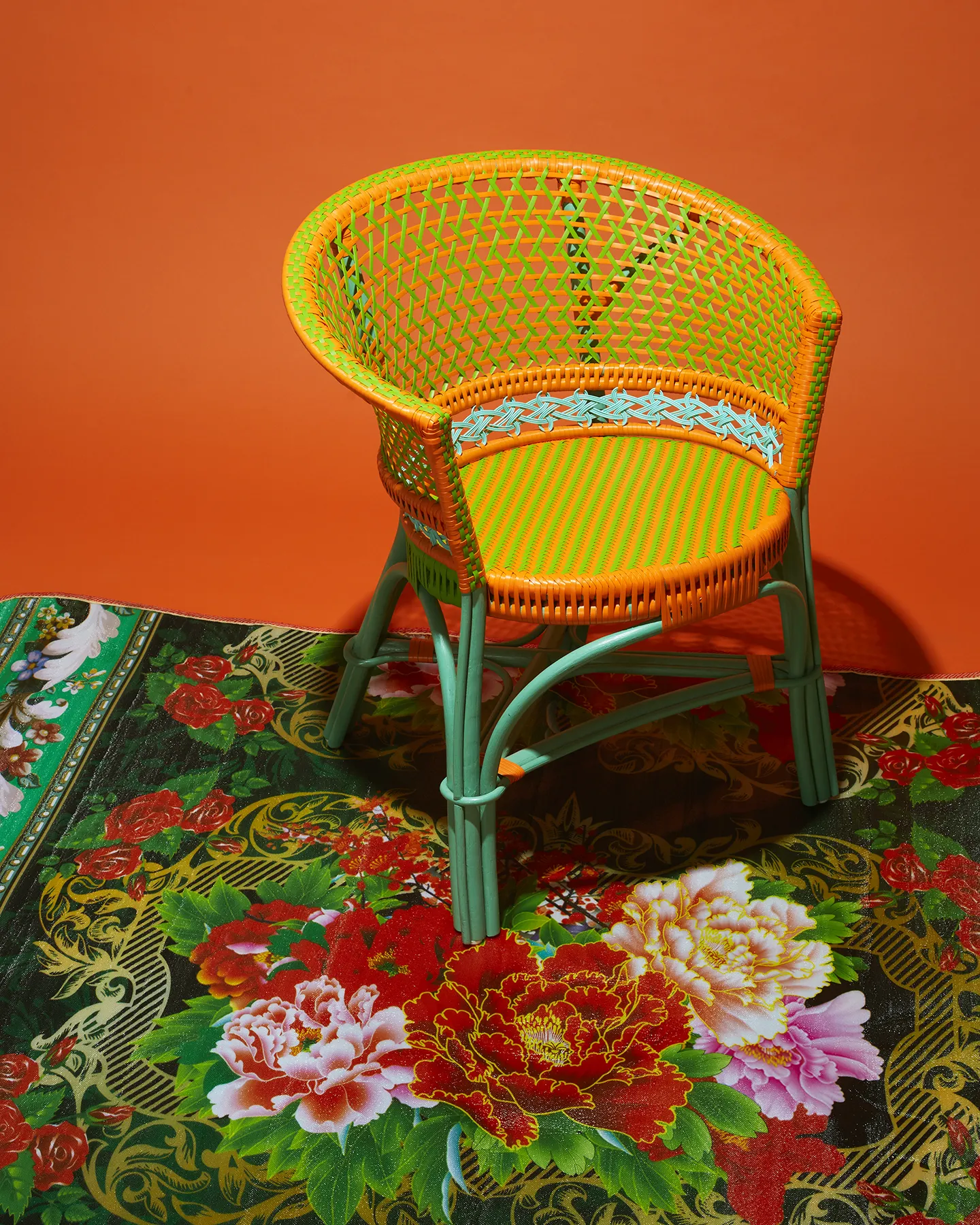 เก้าอี้สาน Mamar Chair จาก Yothaka, เสื่อพิมพ์ลายดอกโบตั๋น จากตลาดปีนัง