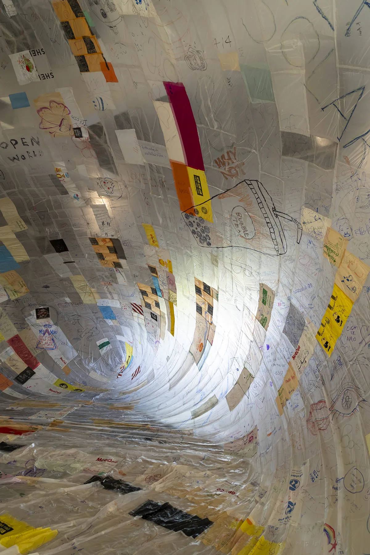 ภายใน “Museo Aero Solar” บอลลูนยักษ์พลาสติก ผลงานของคุณโทมัส ซาราเซโน (Tomas Saraceno)