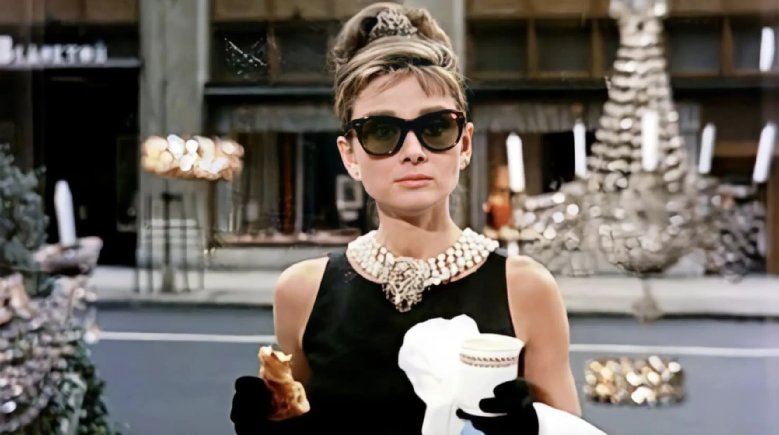 Audrey Hepburn ในชุดของ Givenchy จาก Breakfast At Tiffany (Paramount)